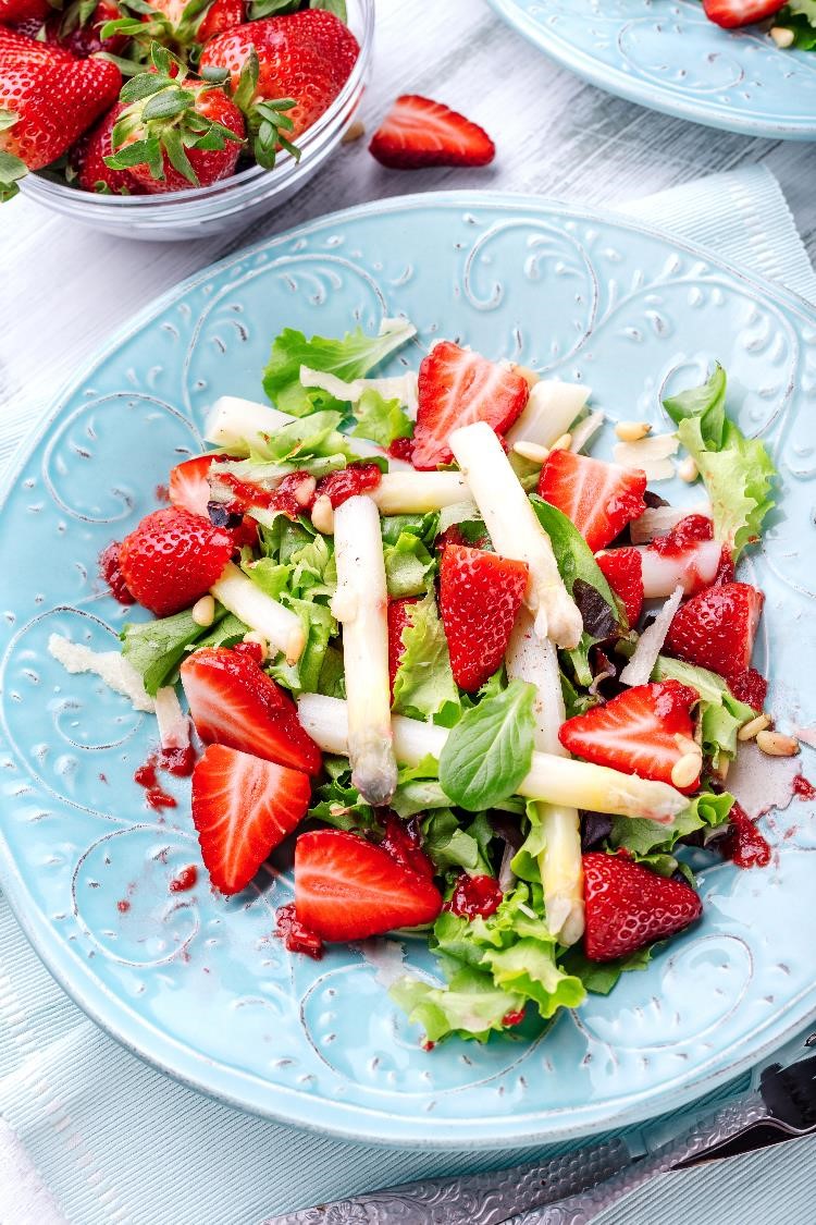 Spargel-Erdbeersalat mit grünem Pfefferdressing